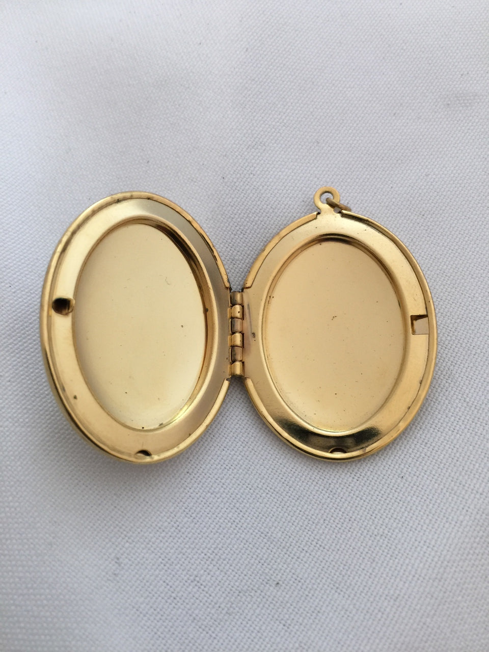 Vintage Locket with Intricate Floral Vine Design