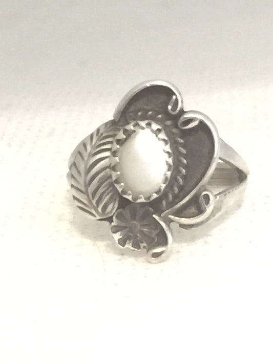 Vintage Sterling Silver Mother of Pearl Feather Size 4.5 3g Pinky Child SIgn