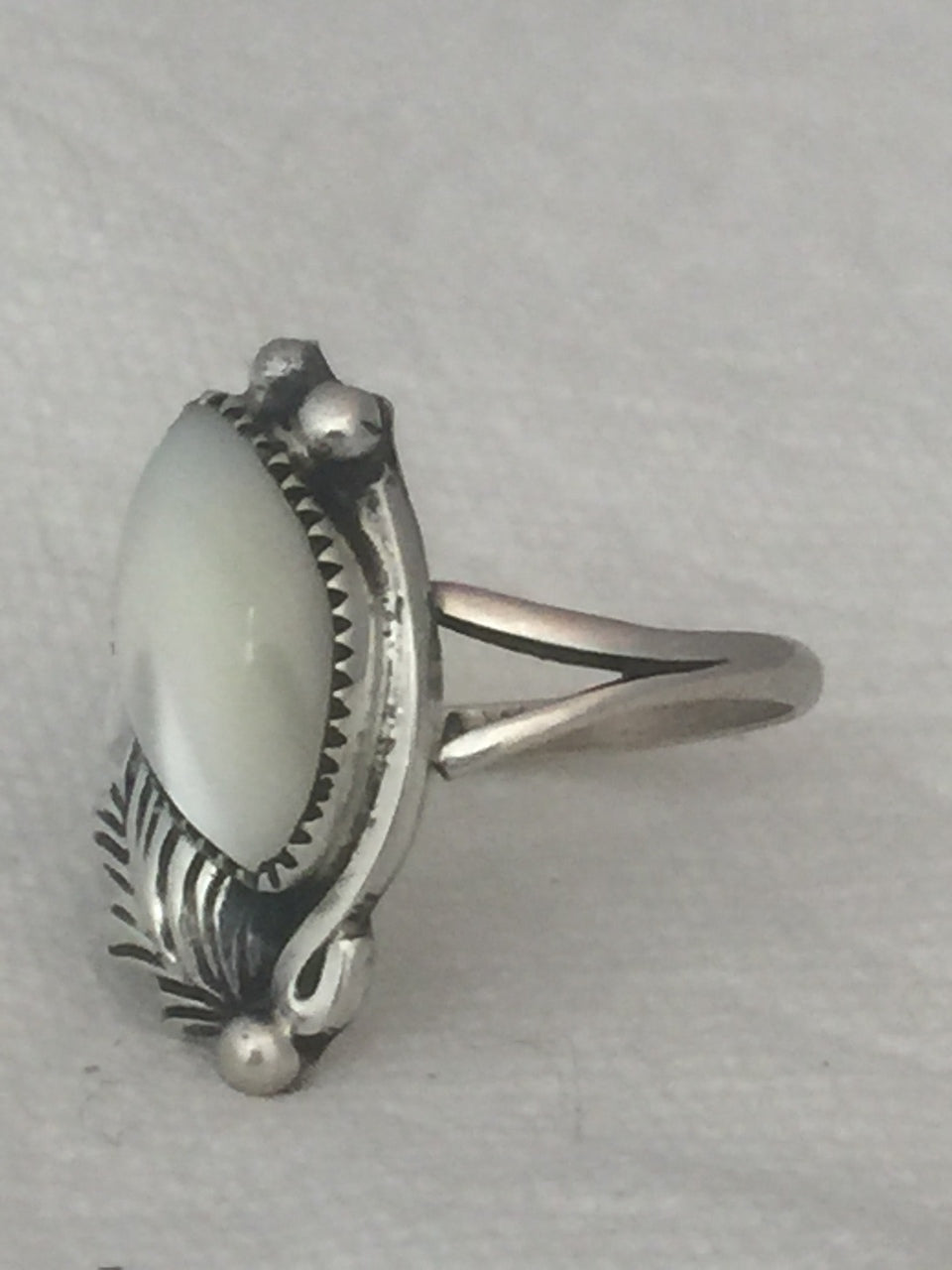 Vintage Sterling Silver Native American Navajo Mother of Pearl Ring Size 8 3.3g