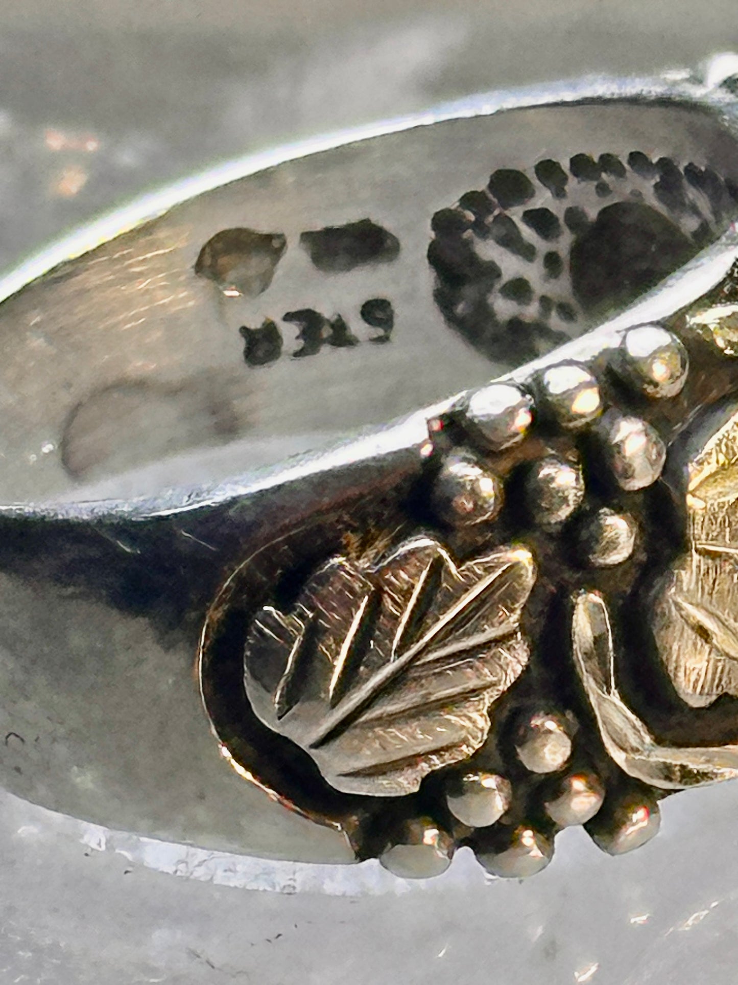 Black Hills Gold ring wedding band leaves sterling silver size 7.50 women men
