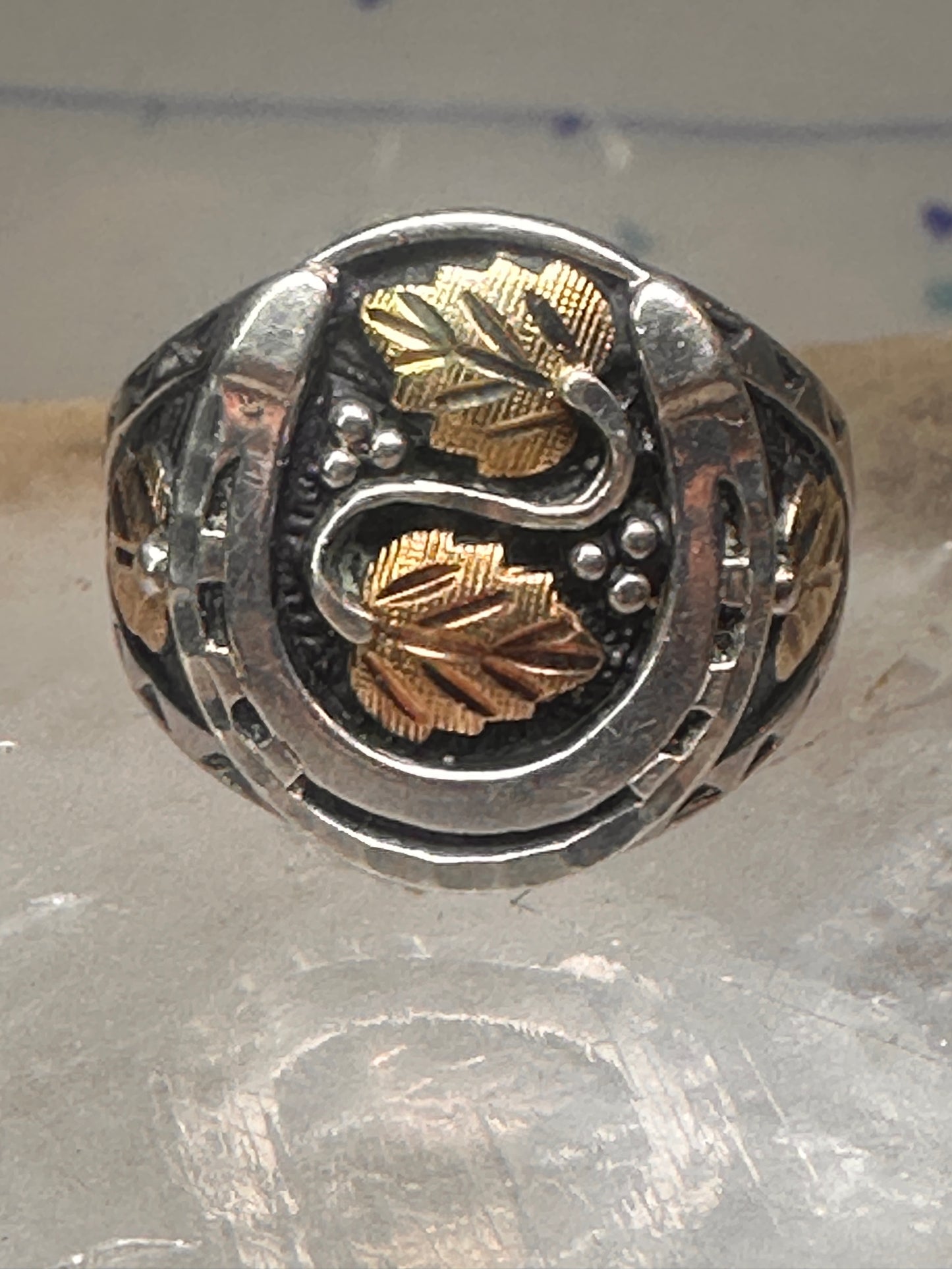 Horseshoe ring Black Hills Gold band good luck leaves Size 10 sterling silver