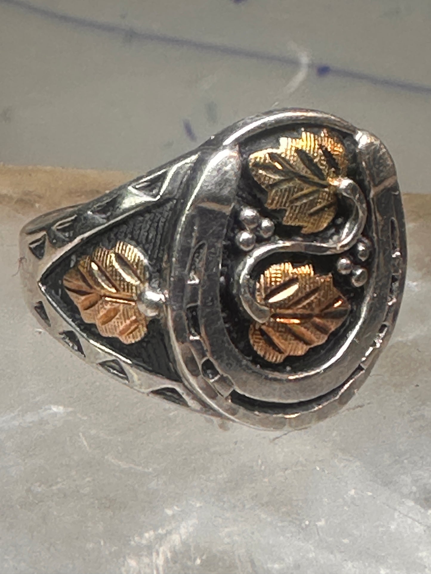 Horseshoe ring Black Hills Gold band good luck leaves Size 10 sterling silver