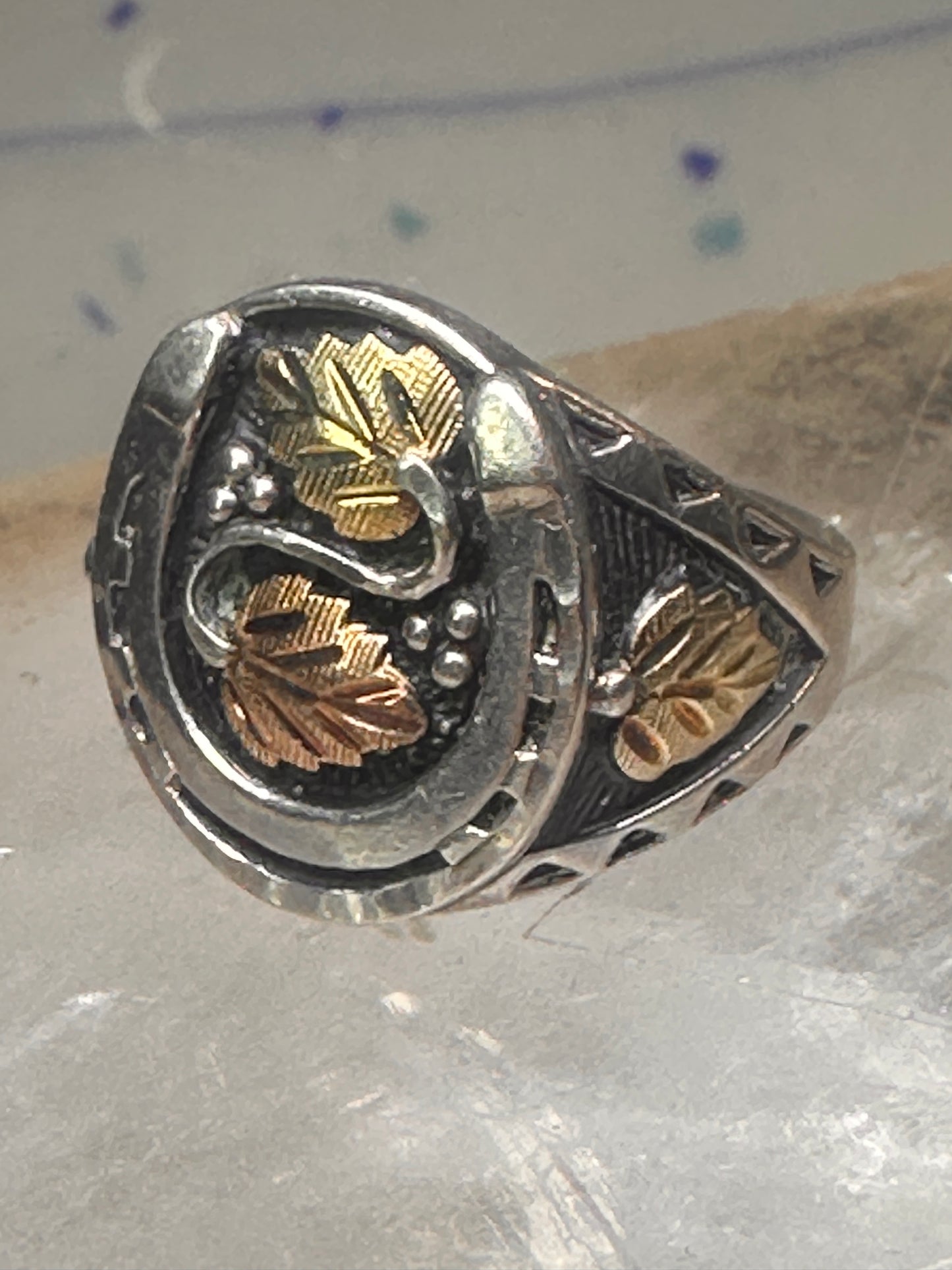 Horseshoe ring Black Hills Gold band good luck leaves Size 10 sterling silver