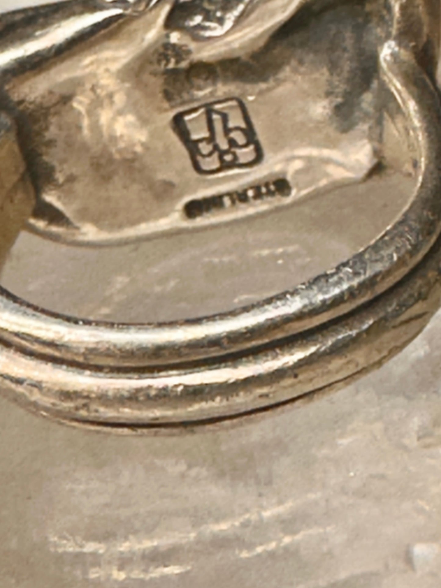 James Yesberger cat ring sleeping kitten band Size 5.75 sterling silver women