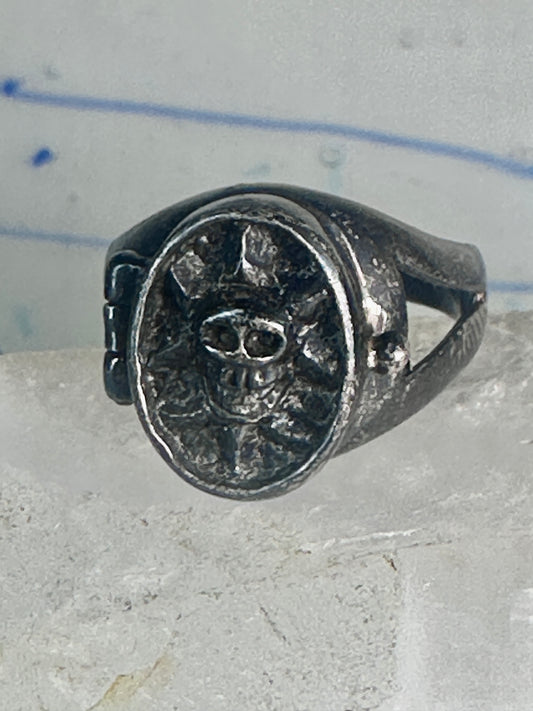 Poison skull ring Vintage Halloween Brutalist Size 7.50 sterling silver women