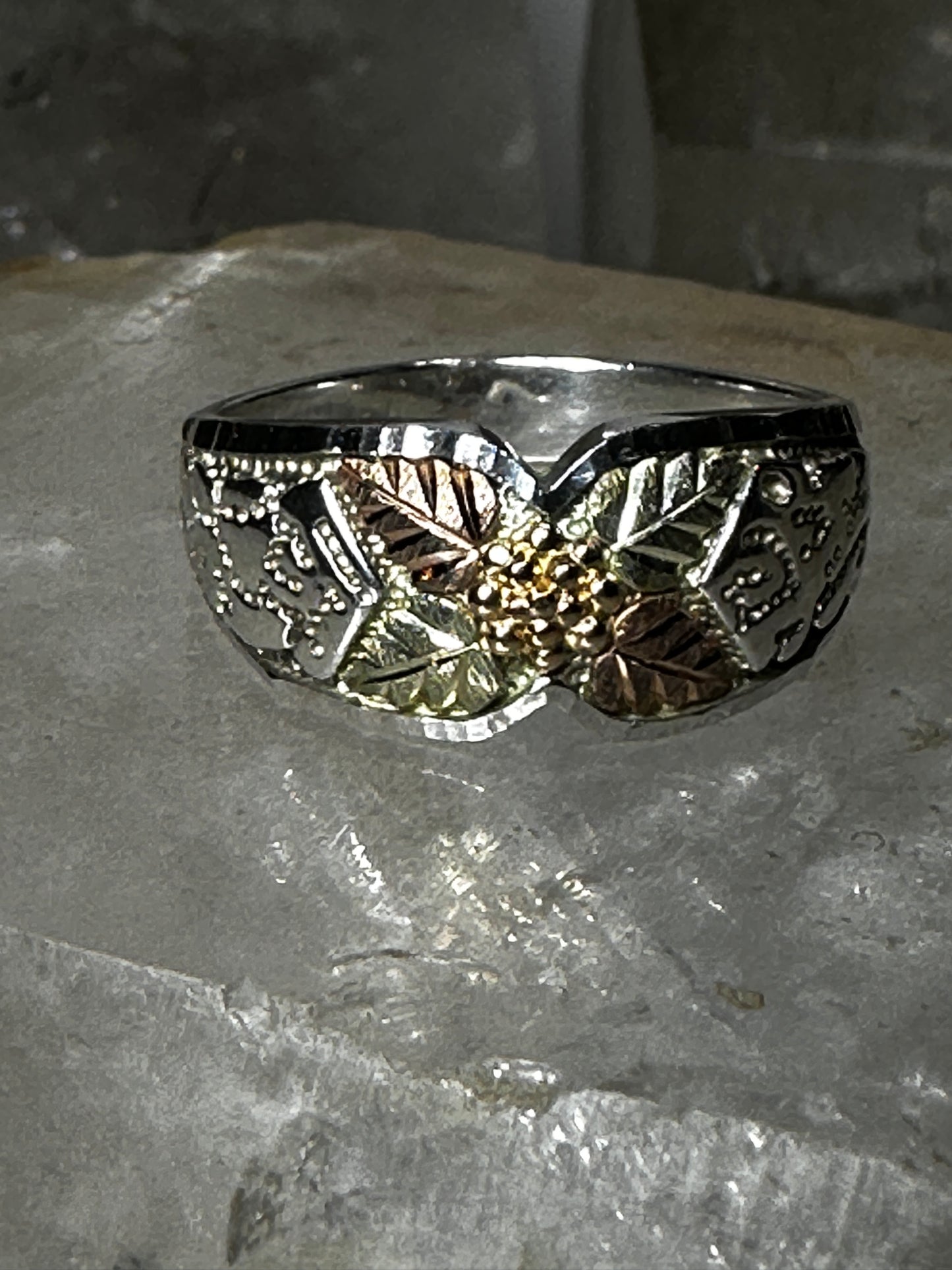 Black Hills Gold ring star design leaf band size 9.75 sterling silver women men