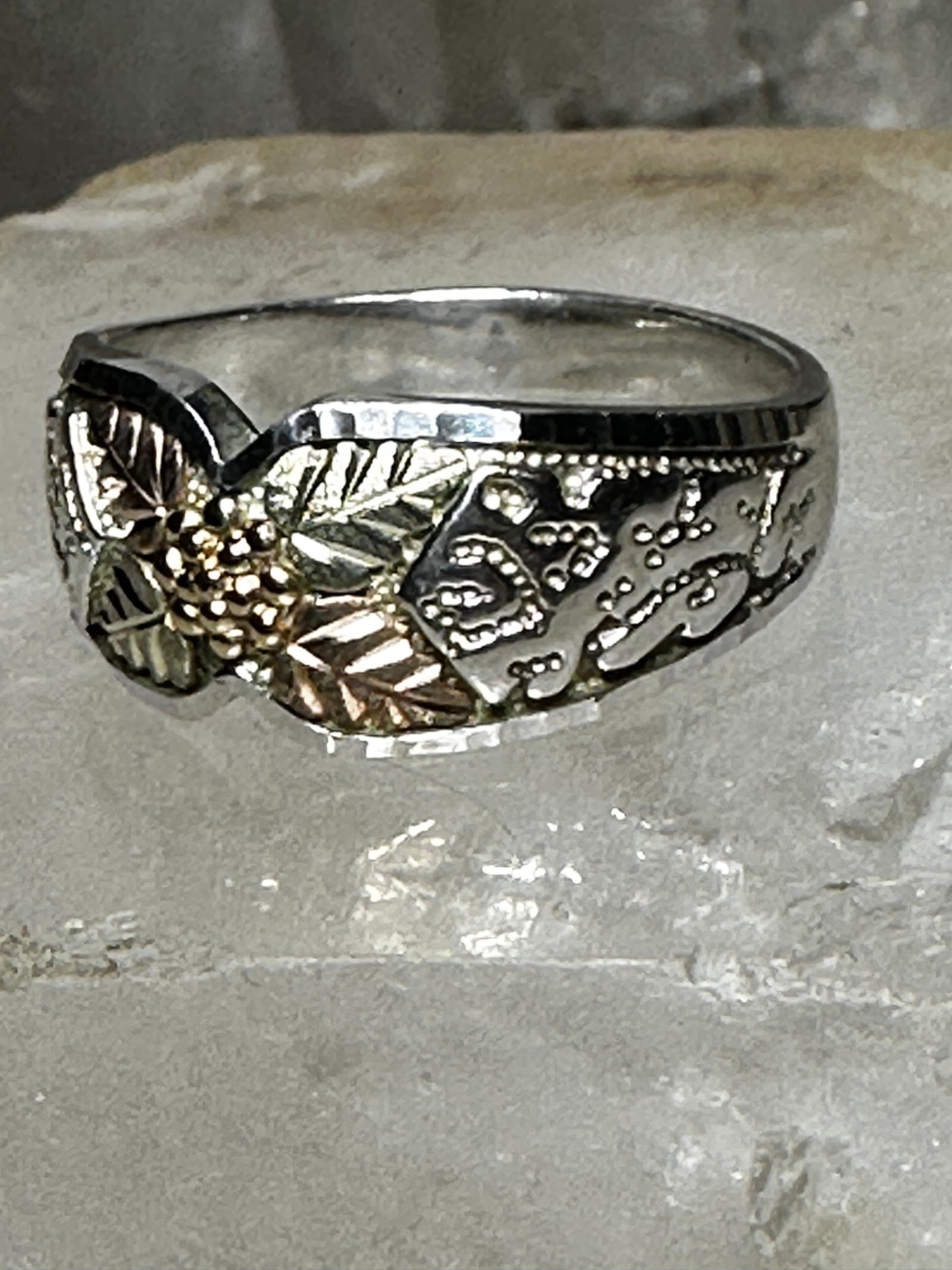 Black Hills Gold ring star design leaf band size 9.75 sterling silver women men
