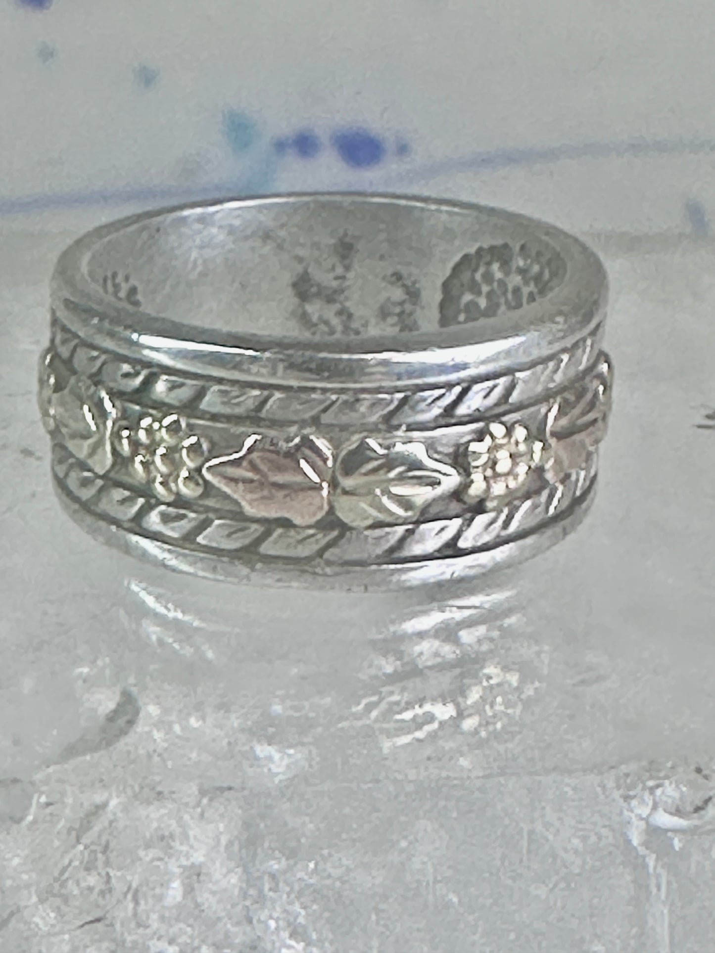 Black Hills Gold ring wedding band leaves size 5.5 sterling silver women