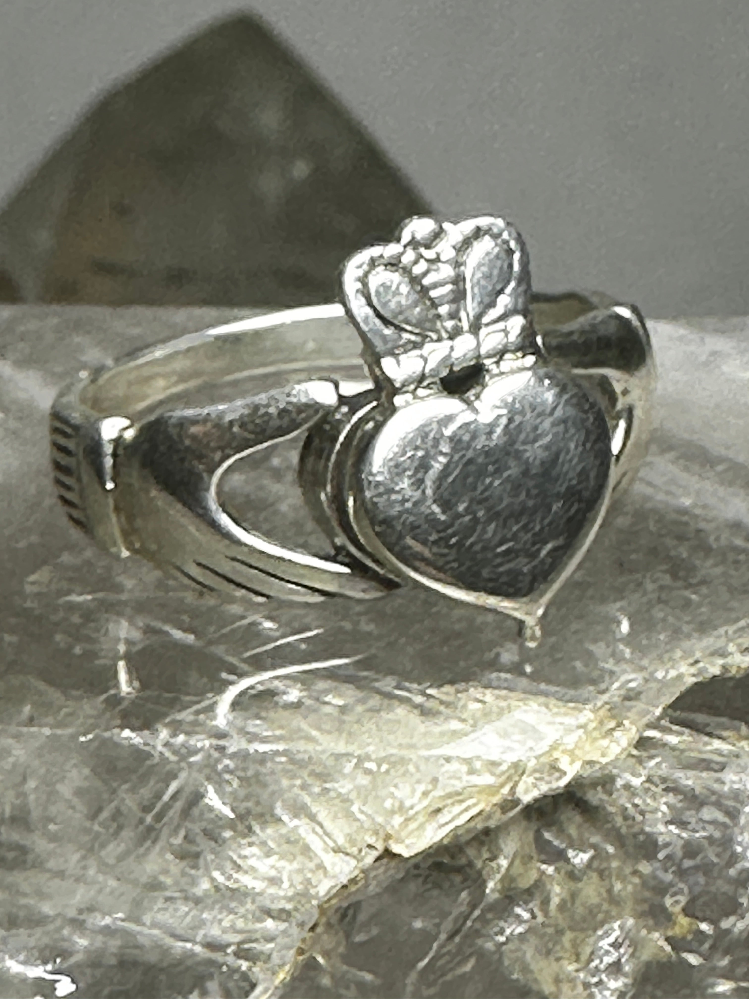 Ladies 10k Gold Created Emerald Claddagh Ring