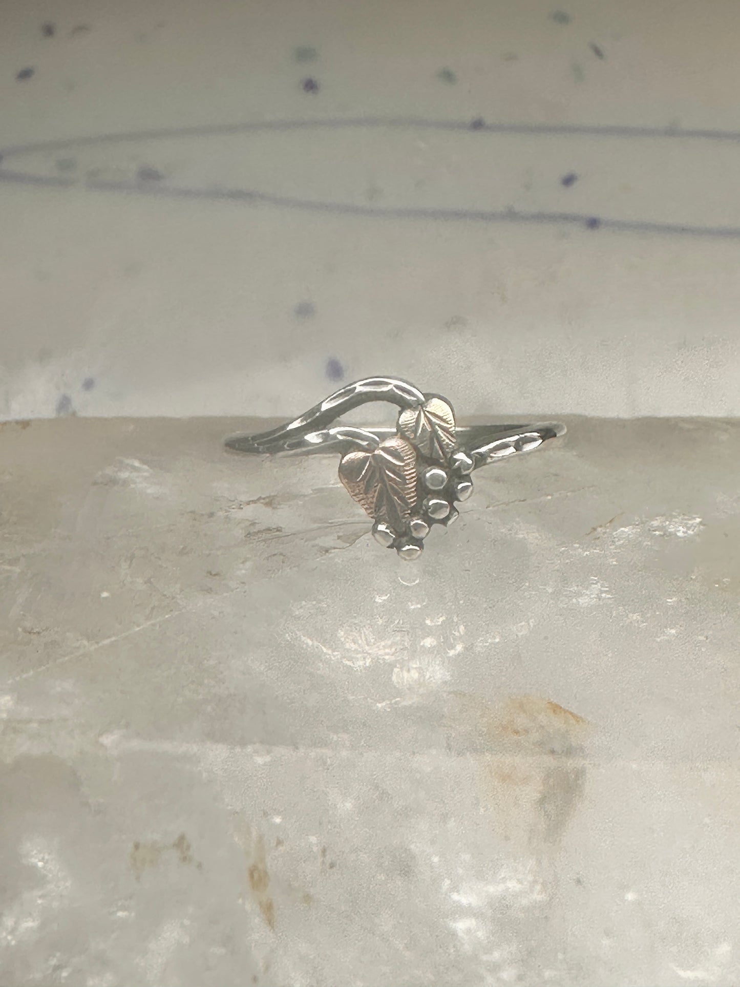 Black Hills Gold ring leaves band size 7.25 sterling silver women girls