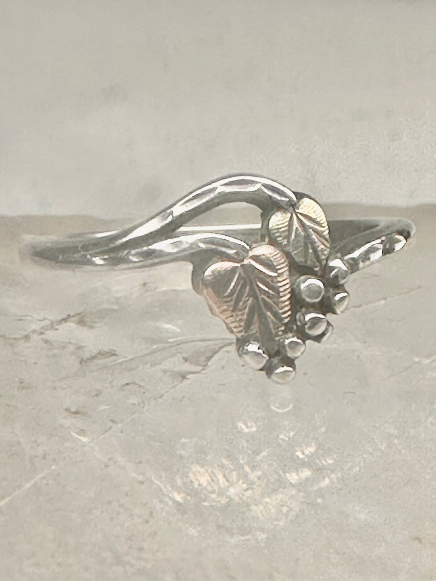 Black Hills Gold ring leaves band size 7.25 sterling silver women girls