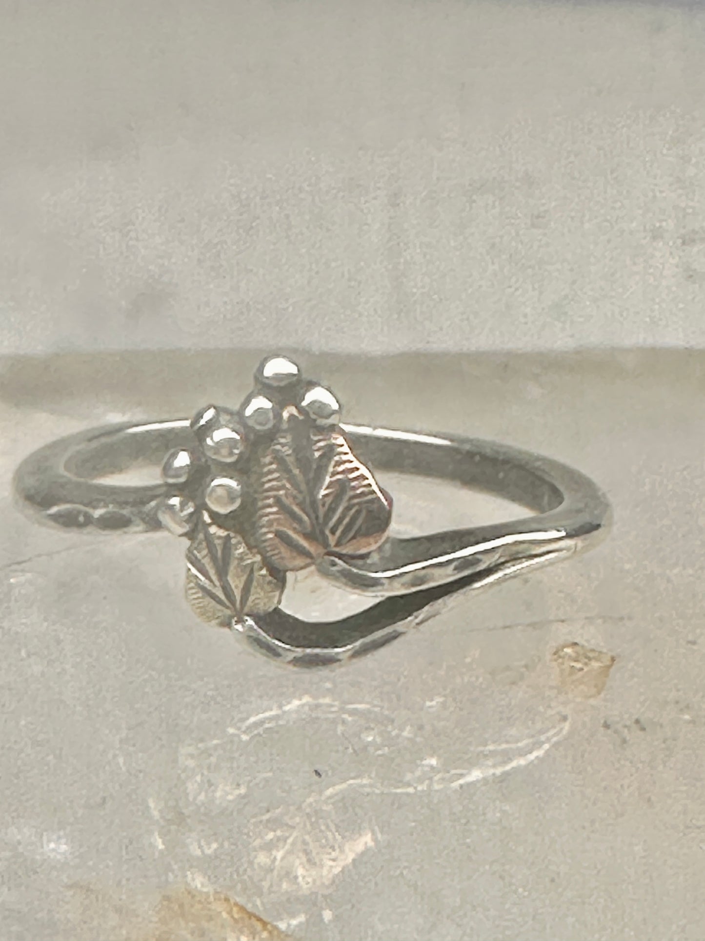 Black Hills Gold ring leaves band size 7.25 sterling silver women girls