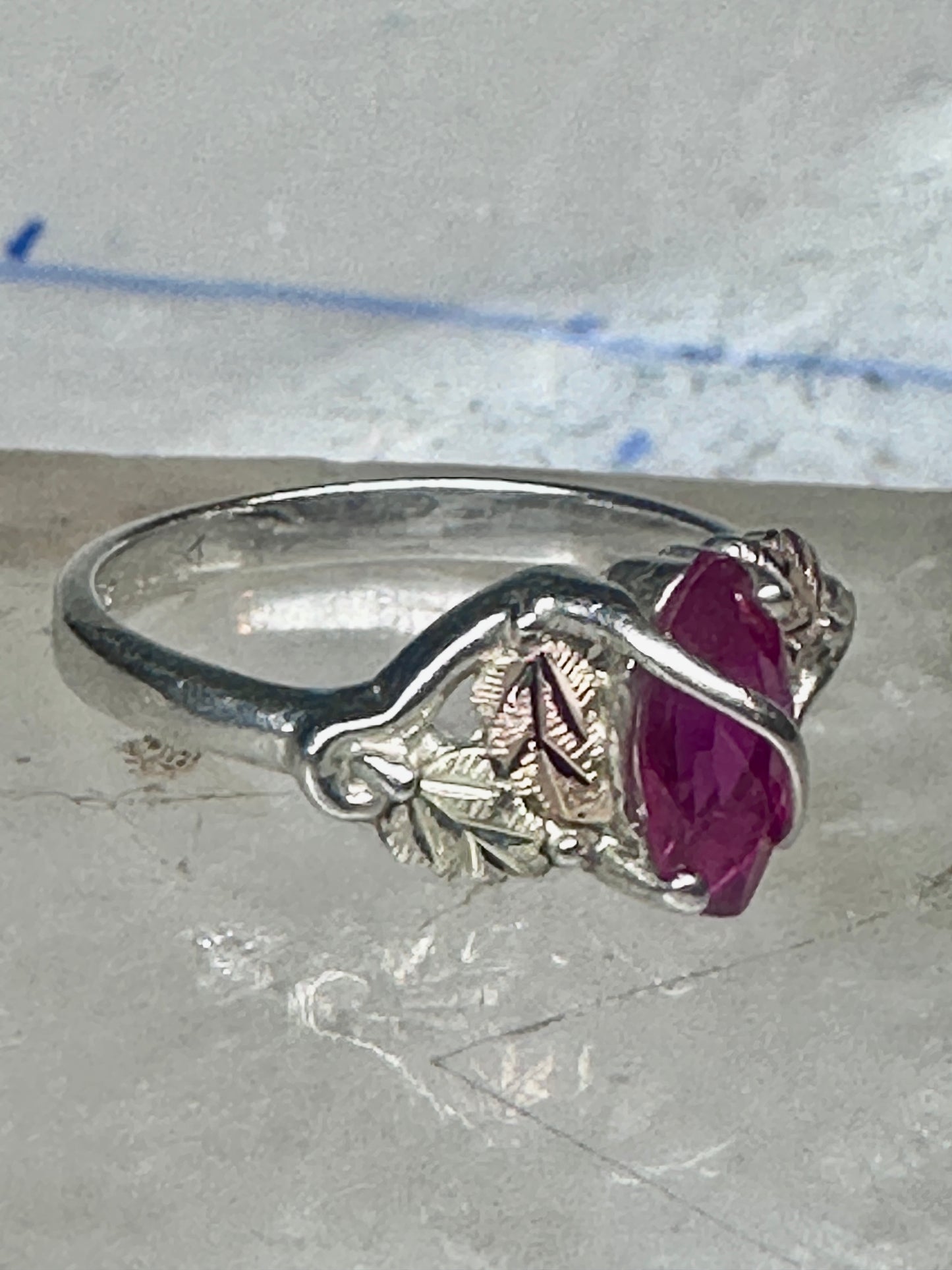Black Hills gold ring leaves band red stone size 8.75 sterling silver women