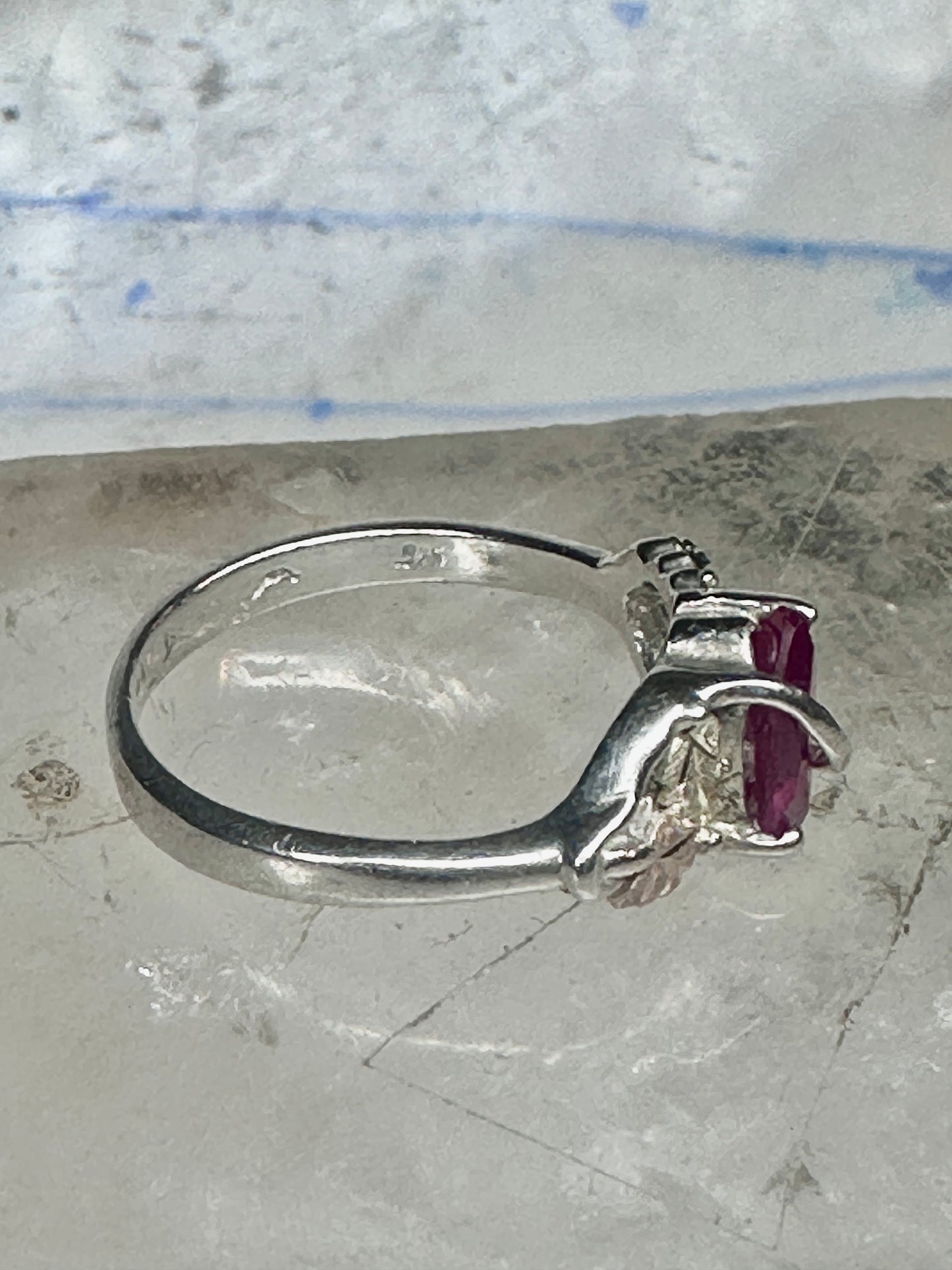Black Hills gold ring leaves band red stone size 8.75 sterling silver women