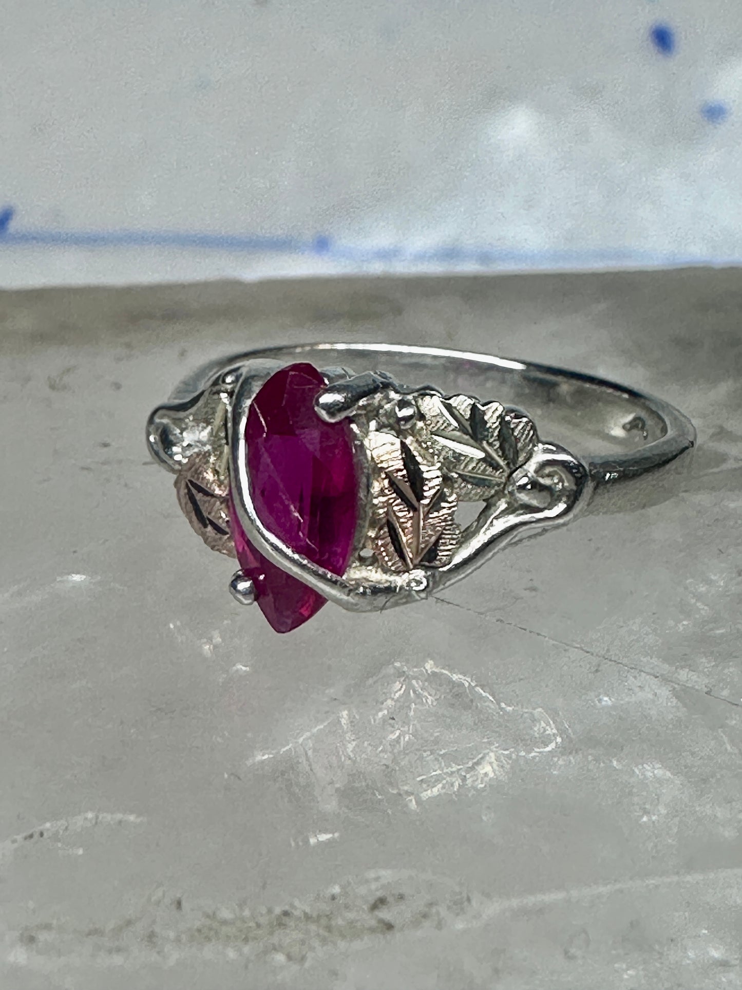 Black Hills gold ring leaves band red stone size 8.75 sterling silver women