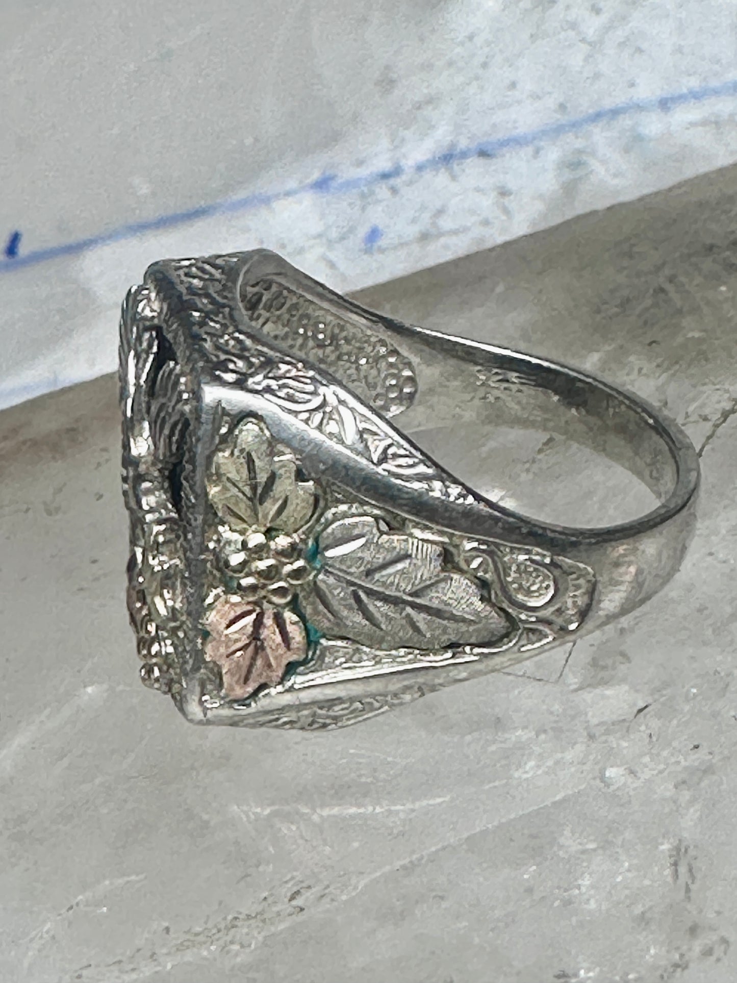 Black Hills Gold ring Eagle onyx leaves band size 13 sterling silver women men