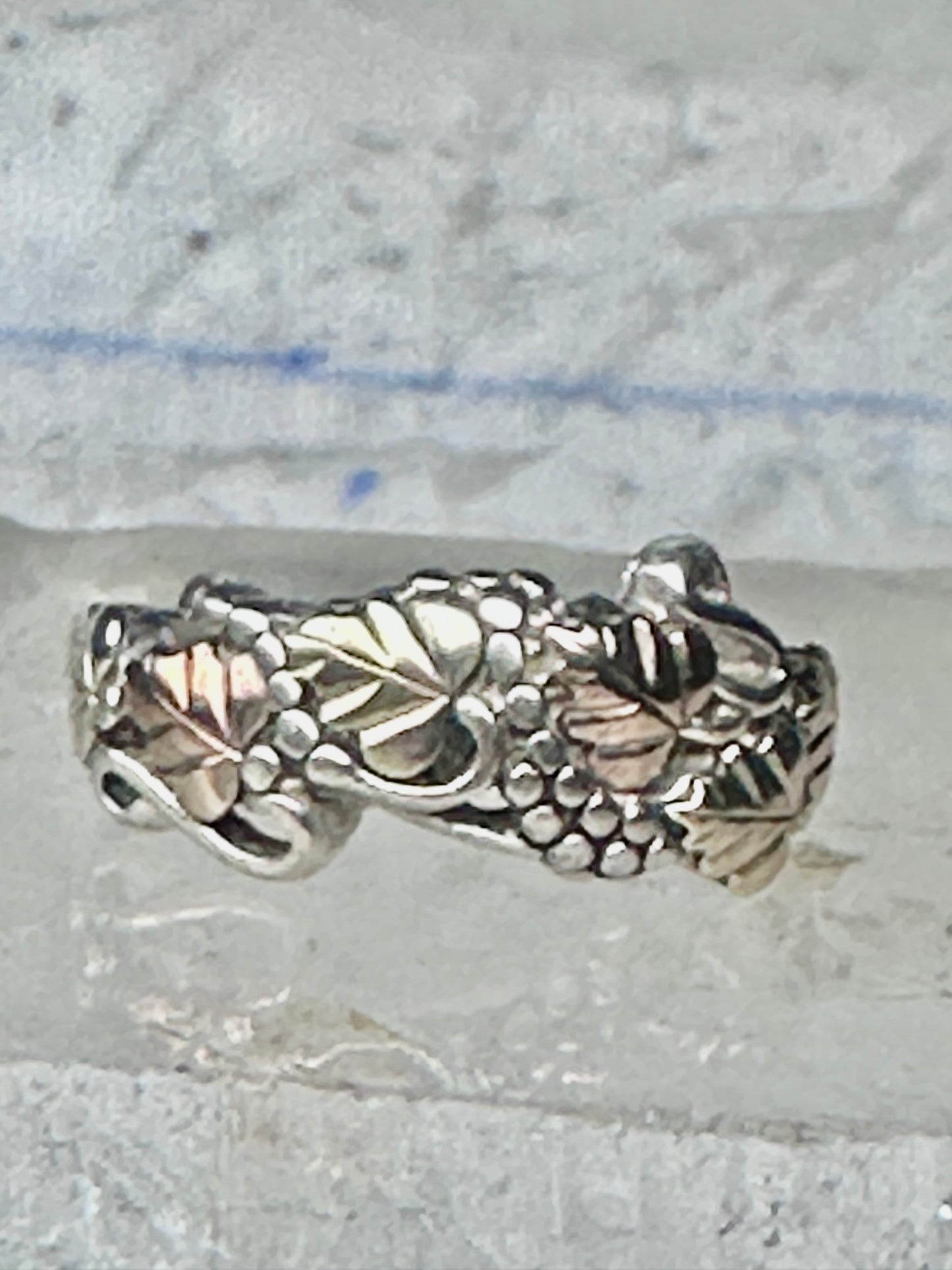 Black Hills Gold ring wedding band leaves size 8.25 sterling silver women men