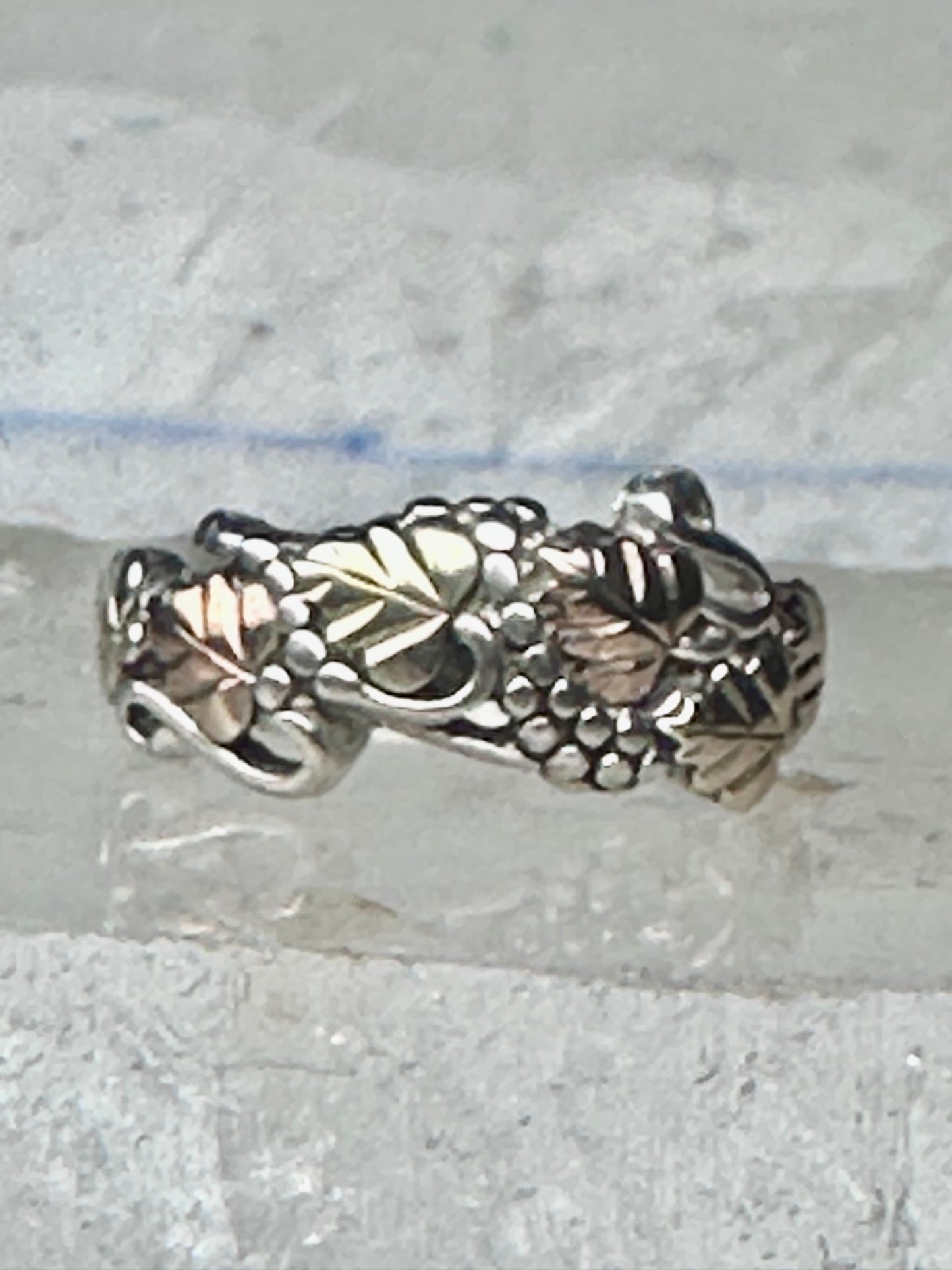 Black Hills Gold ring wedding band leaves size 8.25 sterling silver women men