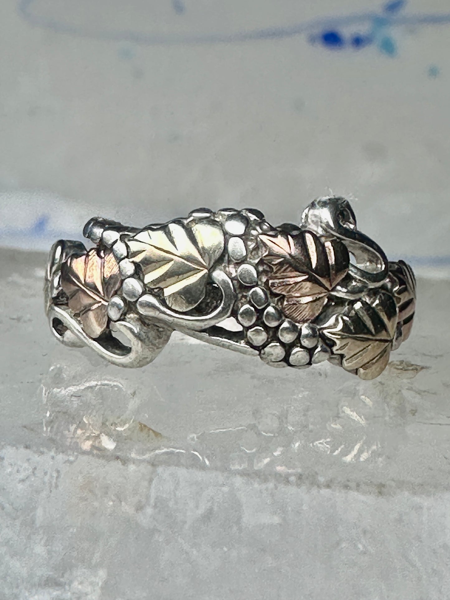 Black Hills Gold ring wedding band leaves size 8.25 sterling silver women men