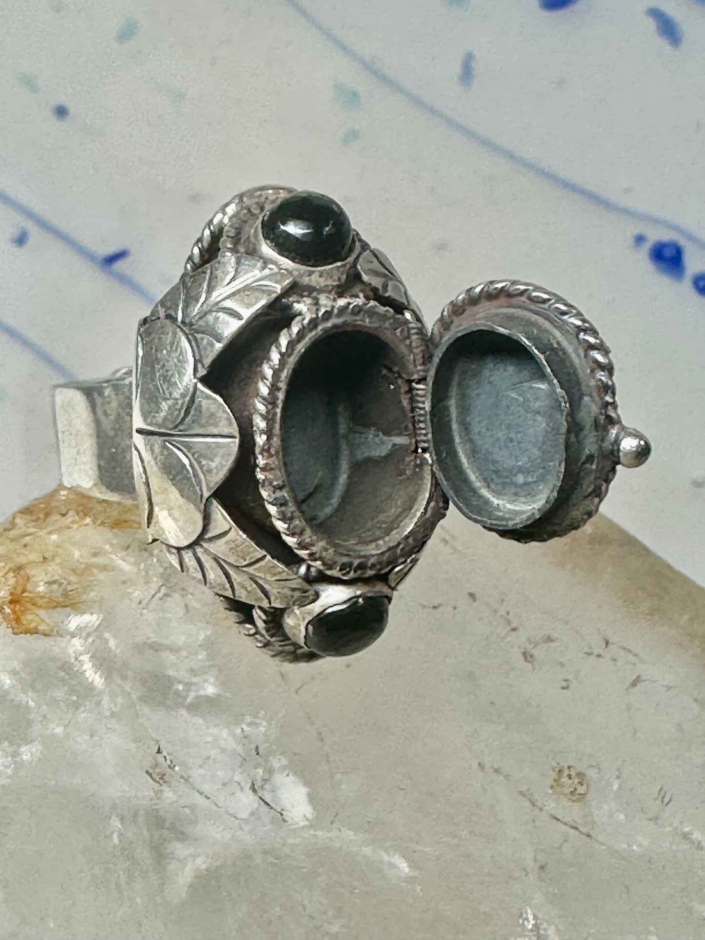 Poison ring obsidian ? leaves  band size 7 sterling silver women girls