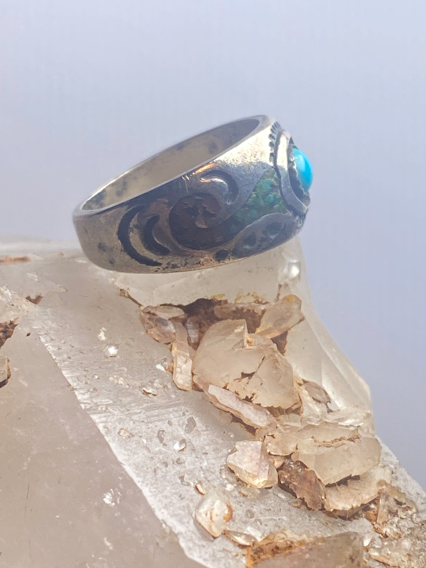 Turquoise ring size 5.50 Navajo band southwest swirls pinky coral chips sterling silver women