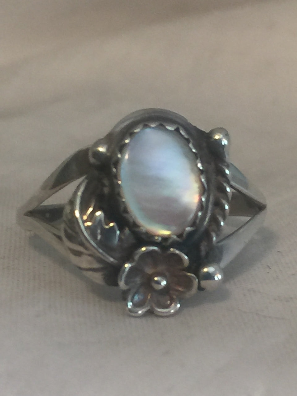 Vintage Sterling Silver Southwest Tribal Mother of Pearl Ring Size 7.5  2.2g